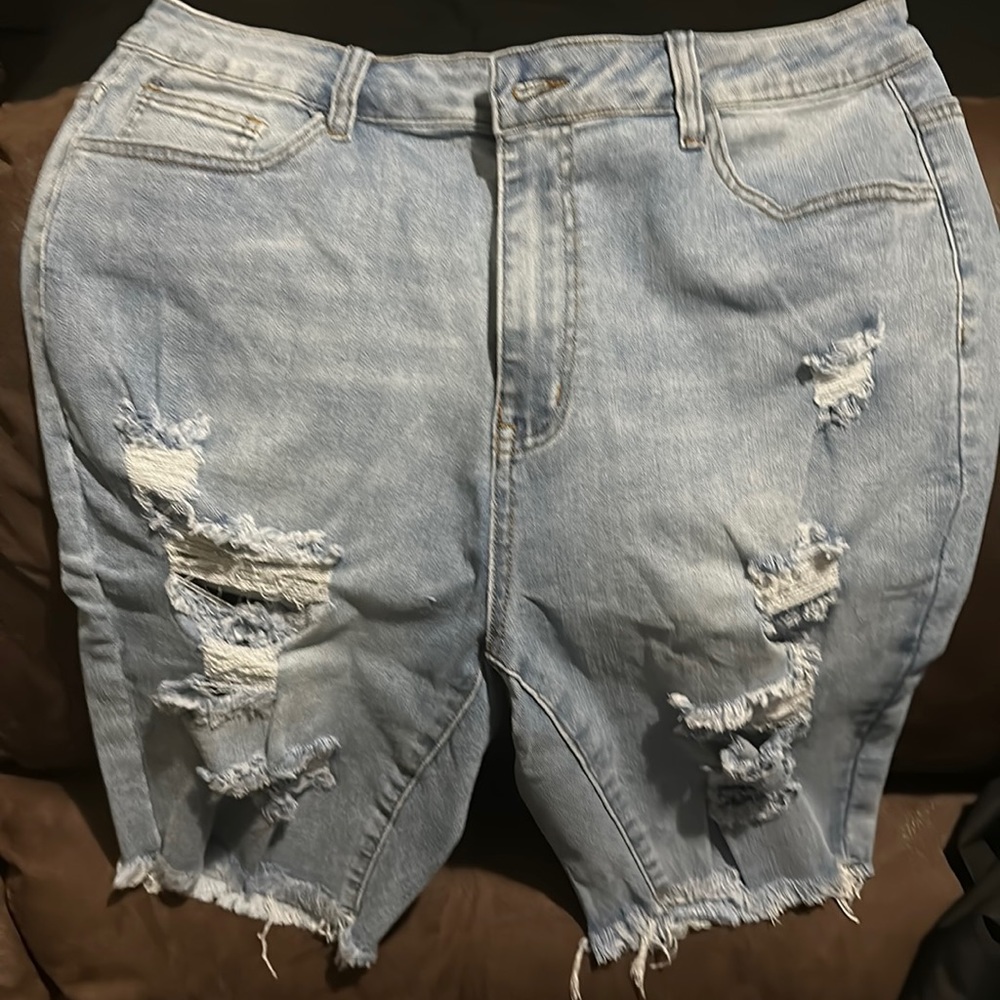 Distress capris